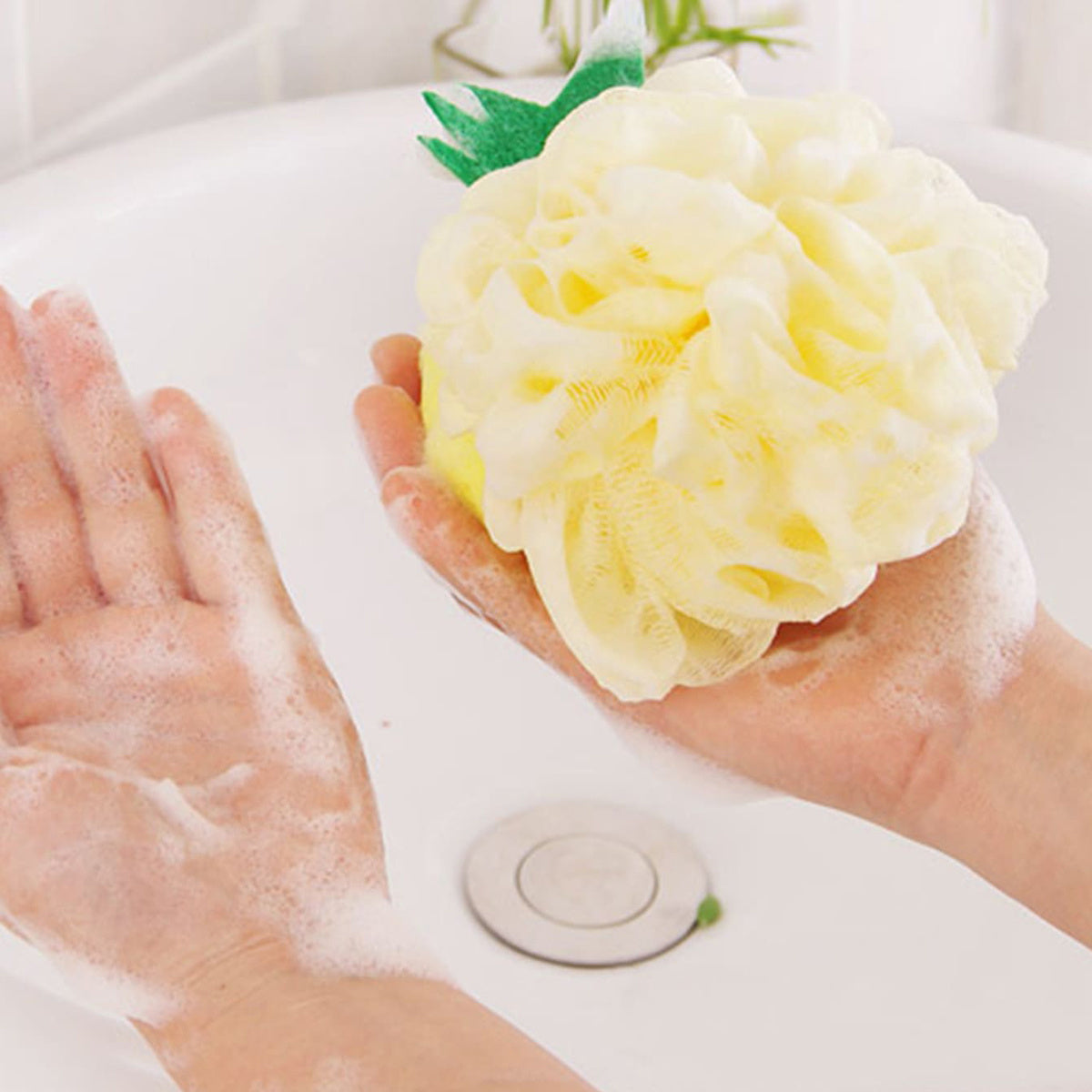 4pièces Éponges de bain de dessin animé sur le thème des fruits pour les jeunes - Billes de douche douces et non dispersées avec des designs mignons de fraises, d'ananas, d'orange et de melon, parfaites pour les garçons et les filles