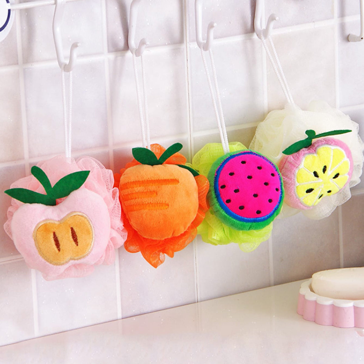 4pièces Éponges de bain de dessin animé sur le thème des fruits pour les jeunes - Billes de douche douces et non dispersées avec des designs mignons de fraises, d'ananas, d'orange et de melon, parfaites pour les garçons et les filles
